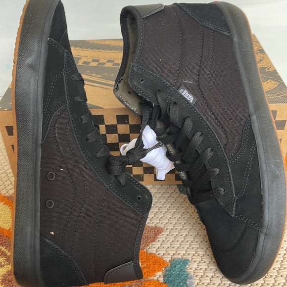 Vans Men’s The Lizzie
Fatigue/Black
VN0A4BX1FTB
Sneakers - Picture 14 of 16